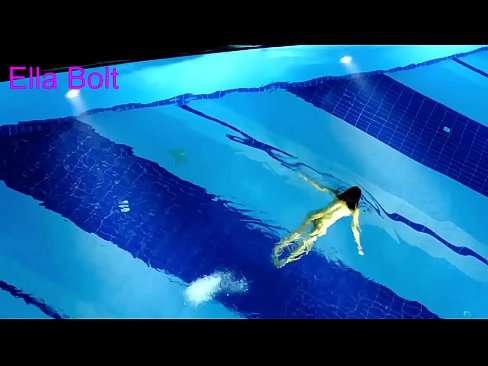 ❤️ No puc parar de mirar-la, jove rossa presa nedant nua a la piscina del complex ELLA BOLT ❤️❌ Fota a nosaltres ️❤
