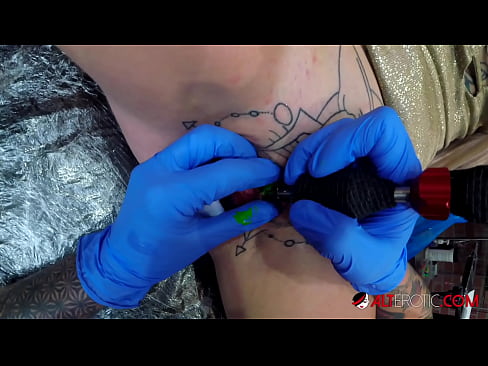 ❤️ La bomba Sully Savage, molt tatuada, es va tatuar al clítoris ❤️❌ Fota a nosaltres ️❤